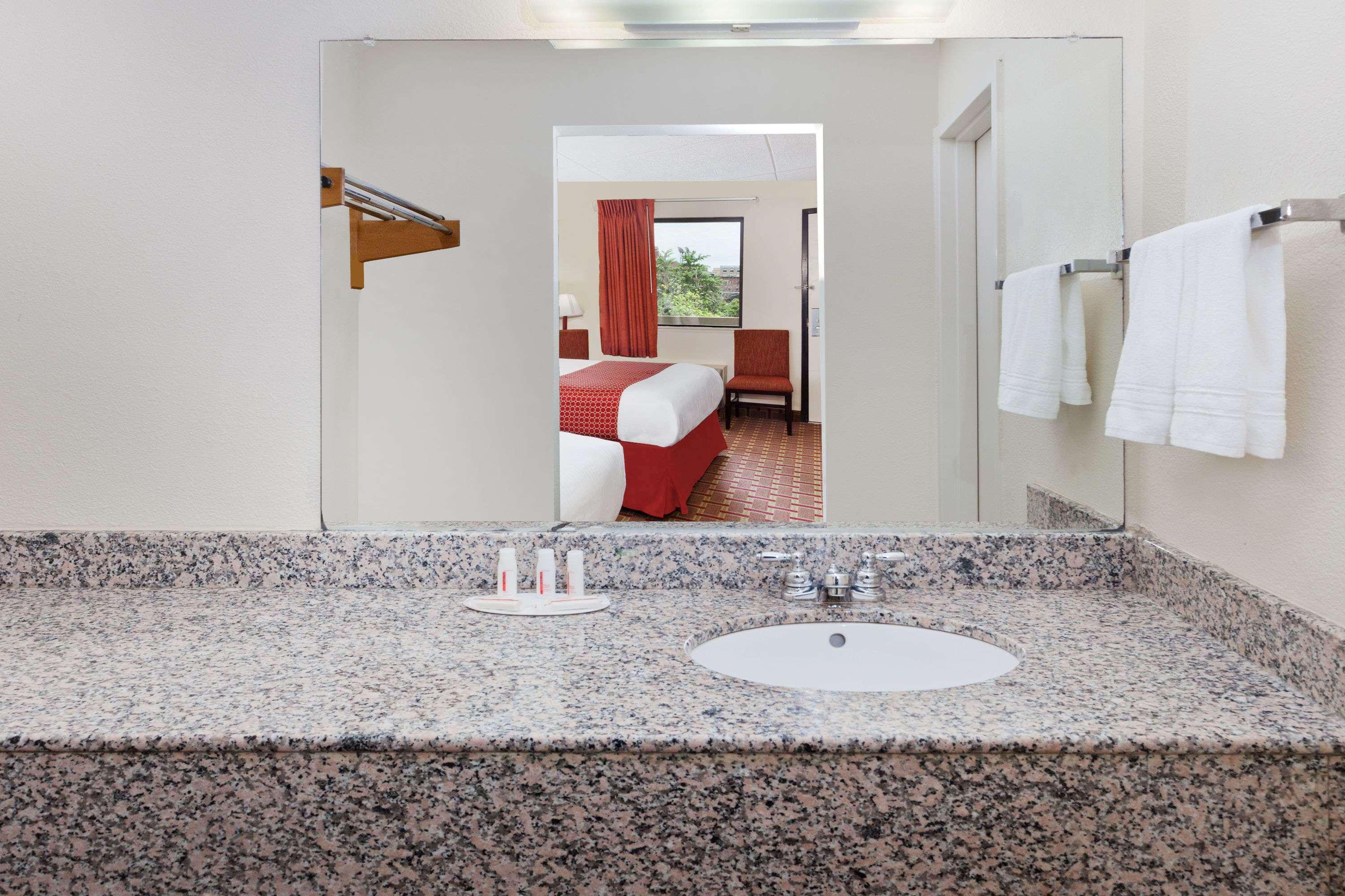 Hotel Bo, A Days Inn By Wyndham Chattanooga Downtown מראה חיצוני תמונה
